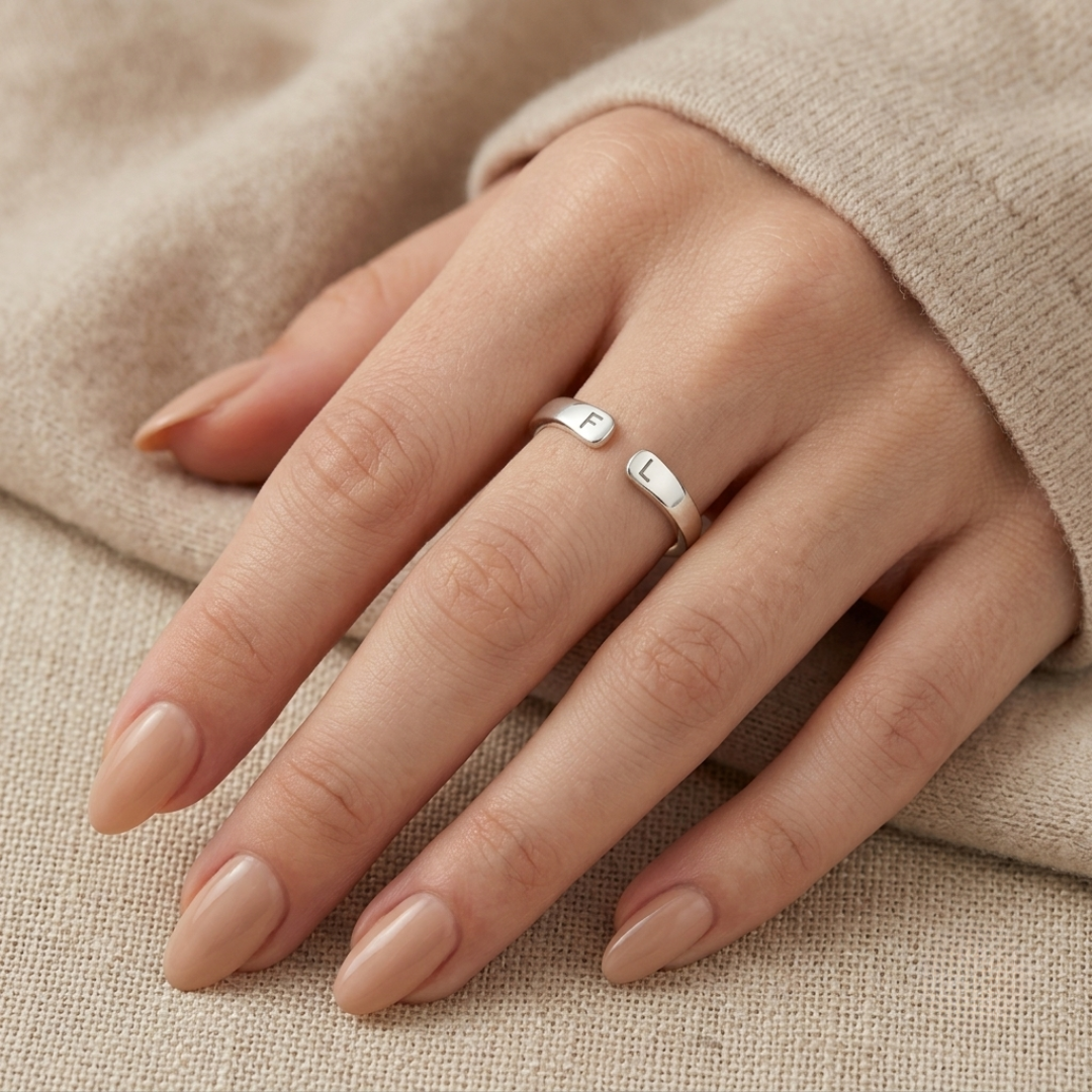 Ring with 2 initials, with engraving and 3 different colors