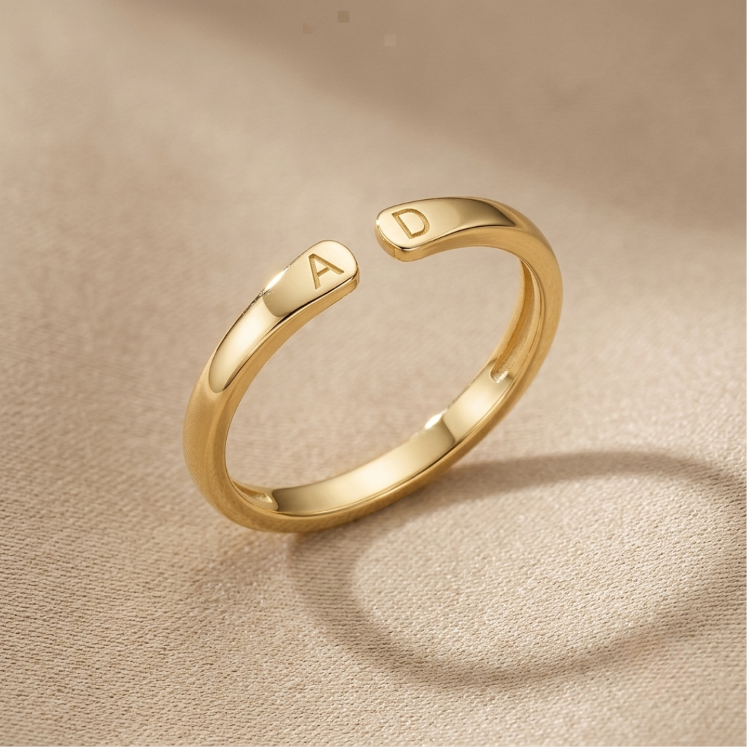 Ring with 2 initials, with engraving and 3 different colors
