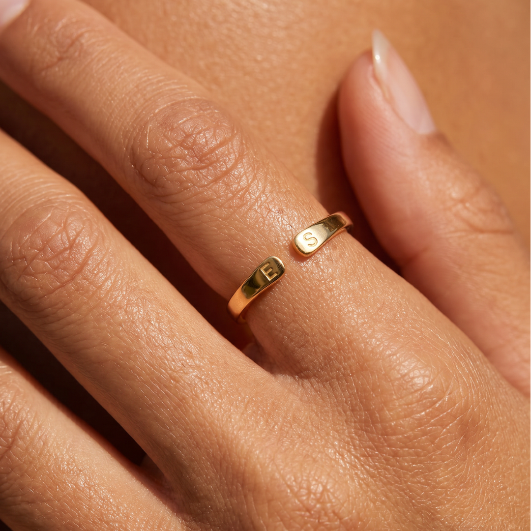 Ring with 2 initials, with engraving and 3 different colors