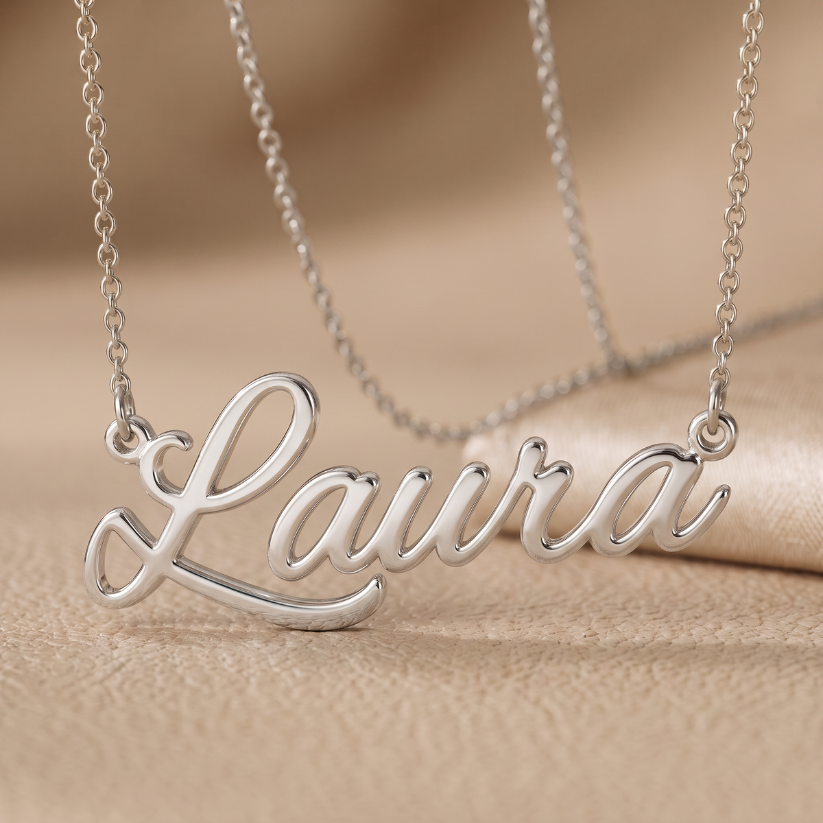 Personalizable name necklace in 3 different colors
