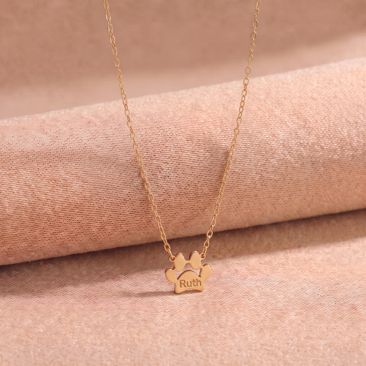 Personalizable paw necklace with engraving