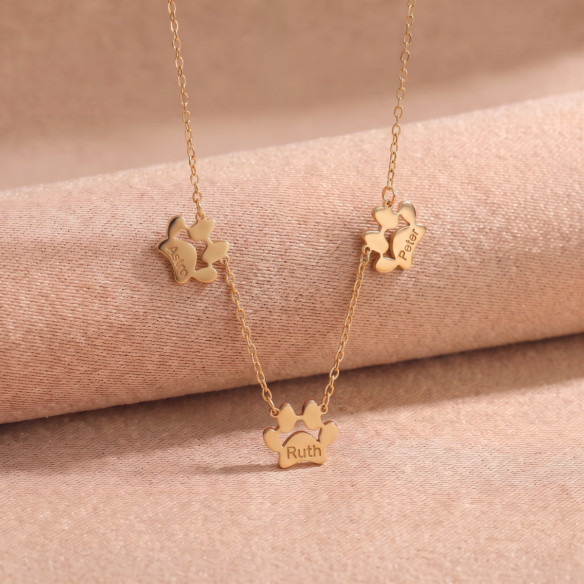 Personalizable paw necklace with engraving