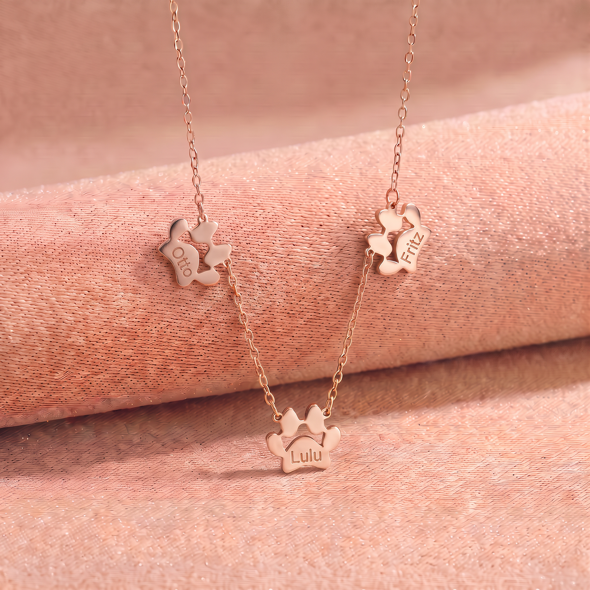 Personalizable paw necklace with engraving