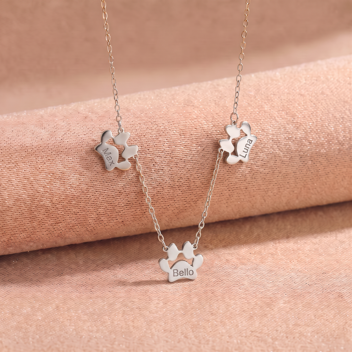 Personalizable paw necklace with engraving